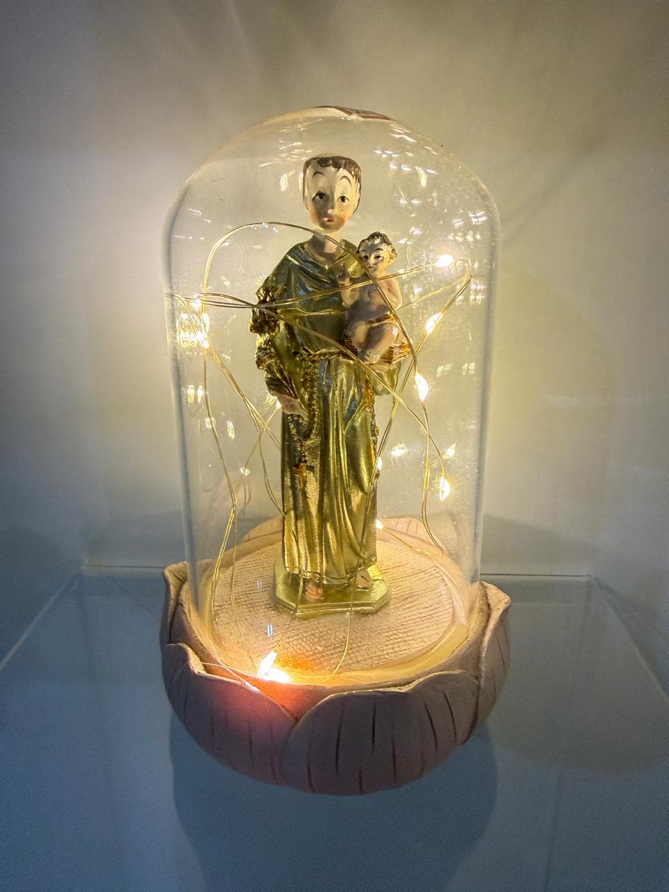 SANTO ANTONIO DOURADO COM CÚPULA E LED RESINA - 15 CM