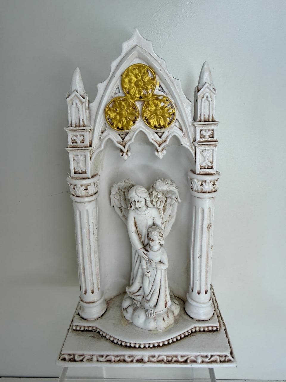 ORATÓRIO COM ANJO DA GUARDA BRANCO COM DOURADO RESINA - 20 CM