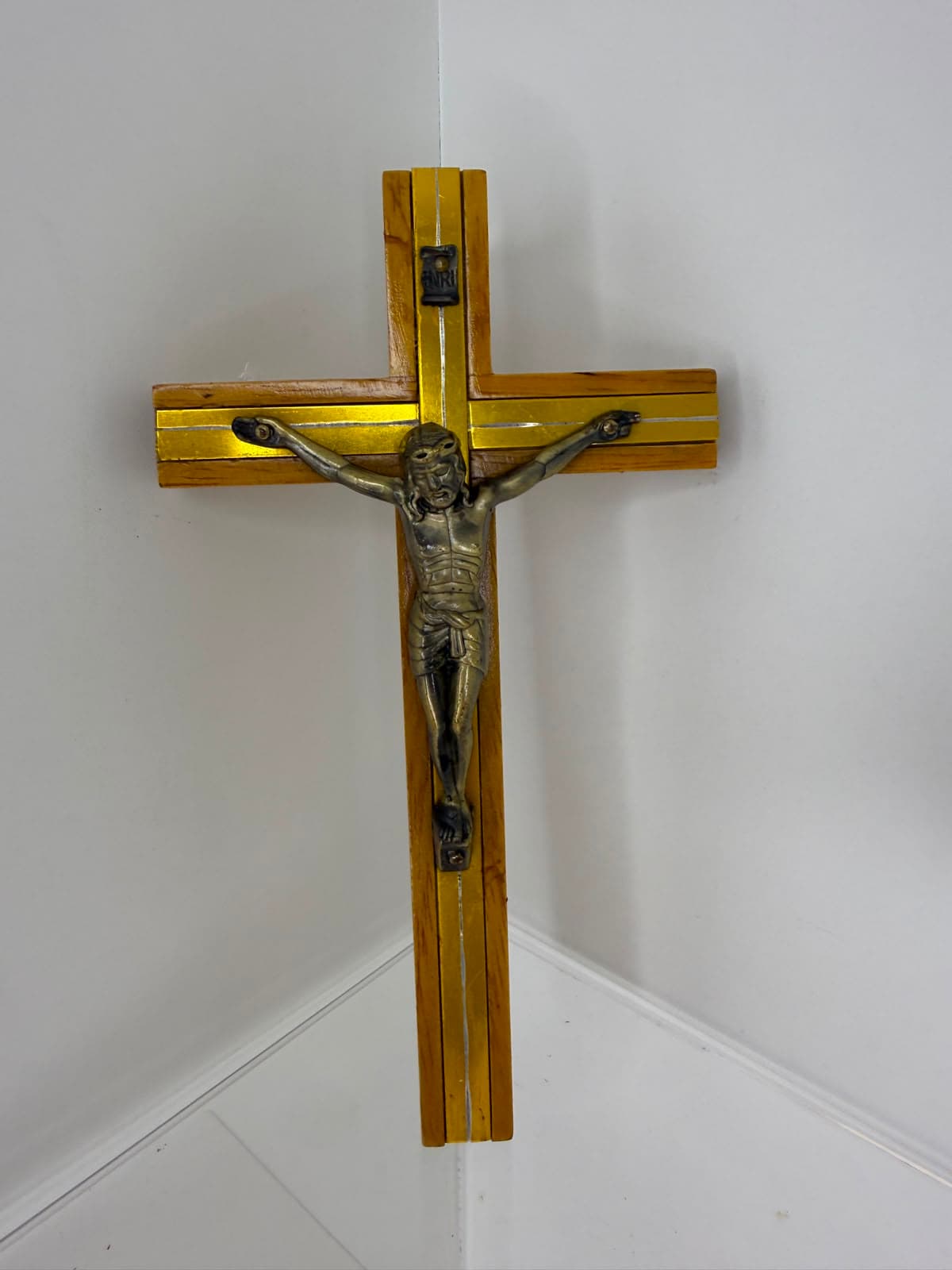 CRUCIFIXO DE MADEIRA COM DOURADO- 20 CM