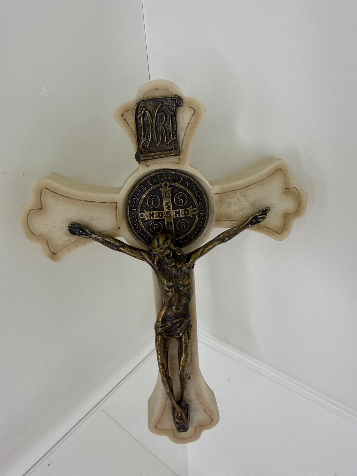 CRUCIFIXO DE RESINA COM BRONZE - 16 CM